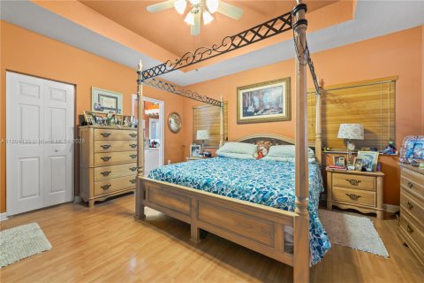 House in Miami, Florida 4 bedrooms, 257.9 sq.m. № 1874484 - photo 22