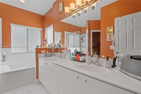 House in Miami, Florida 4 bedrooms, 257.9 sq.m. № 1874484 - photo 23