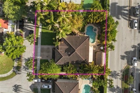 House in Miami, Florida 4 bedrooms, 257.9 sq.m. № 1874484 - photo 3