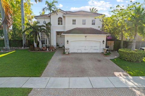 House in Miami, Florida 4 bedrooms, 257.9 sq.m. № 1874484 - photo 2