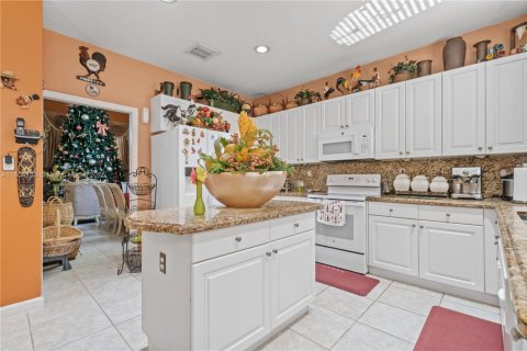 House in Miami, Florida 4 bedrooms, 257.9 sq.m. № 1874484 - photo 11
