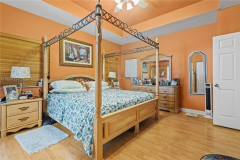 House in Miami, Florida 4 bedrooms, 257.9 sq.m. № 1874484 - photo 20