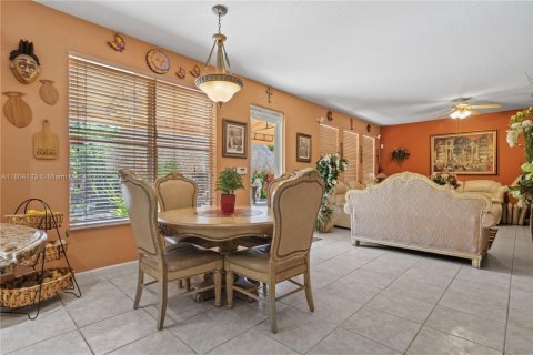 House in Miami, Florida 4 bedrooms, 257.9 sq.m. № 1874484 - photo 15