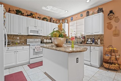 House in Miami, Florida 4 bedrooms, 257.9 sq.m. № 1874484 - photo 12