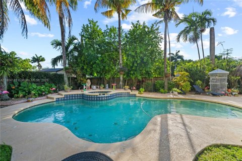 House in Miami, Florida 4 bedrooms, 257.9 sq.m. № 1874484 - photo 1
