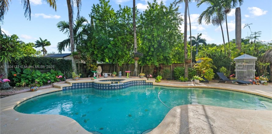 House in Miami, Florida 4 bedrooms, 257.9 sq.m. № 1874484