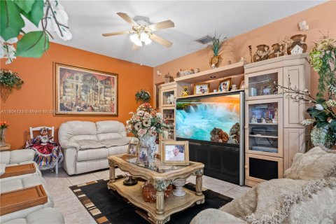 House in Miami, Florida 4 bedrooms, 257.9 sq.m. № 1874484 - photo 18
