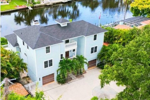 House in Sarasota, Florida 6 bedrooms, 411.84 sq.m. № 2348167