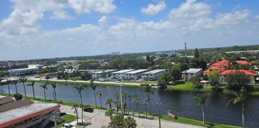 Кондоминиум с 1 спальней в Норт-Майами-Бич, Флорида № 1936243