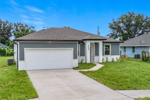 House in North Port, Florida 4 bedrooms, 168.15 sq.m. № 2167377 - photo 1