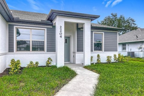 House in North Port, Florida 4 bedrooms, 168.15 sq.m. № 2167377 - photo 6