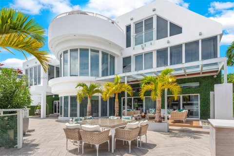 House in Fort Lauderdale, Florida 7 bedrooms, 680.51 sq.m. № 2013374 - photo 9