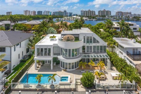 House in Fort Lauderdale, Florida 7 bedrooms, 680.51 sq.m. № 2013374