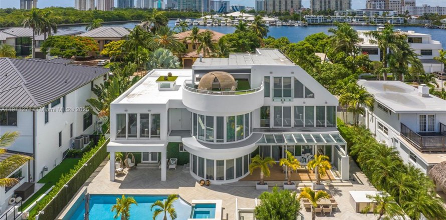 House in Fort Lauderdale, Florida 7 bedrooms, 680.51 sq.m. № 2013374