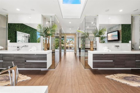 House in Fort Lauderdale, Florida 7 bedrooms, 680.51 sq.m. № 2013374 - photo 20