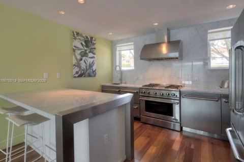 Condo in Miami Beach, Florida, 1 bedroom № 2030813 - photo 4