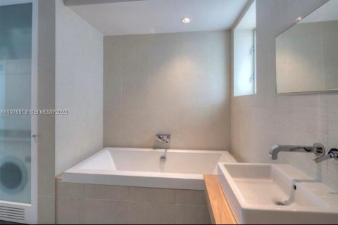 Condo in Miami Beach, Florida, 1 bedroom № 2030813 - photo 11