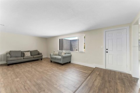 House in New Port Richey, Florida 2 bedrooms, 125.42 sq.m. № 1798058 - photo 7
