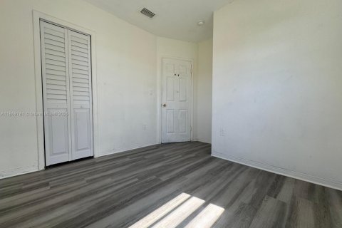 Villa ou maison à vendre à Miami, Floride: 4 chambres, 81.2 m2 № 1892050 - photo 9