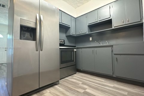 Villa ou maison à vendre à Miami, Floride: 4 chambres, 81.2 m2 № 1892050 - photo 15
