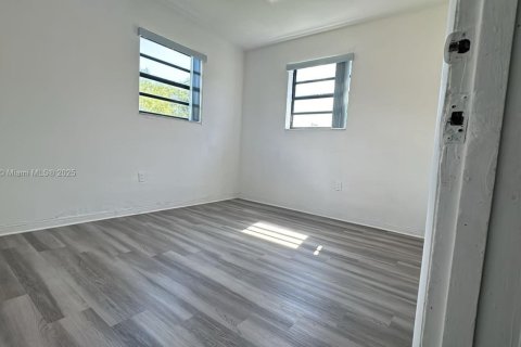Villa ou maison à vendre à Miami, Floride: 4 chambres, 81.2 m2 № 1892050 - photo 12
