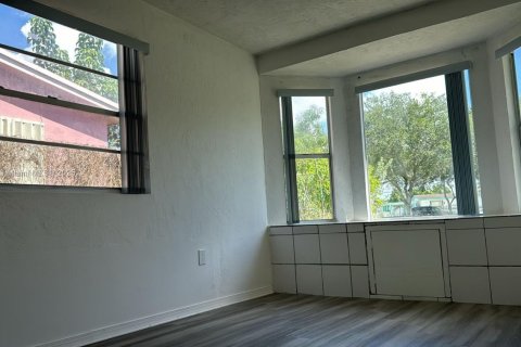 Villa ou maison à vendre à Miami, Floride: 4 chambres, 81.2 m2 № 1892050 - photo 6