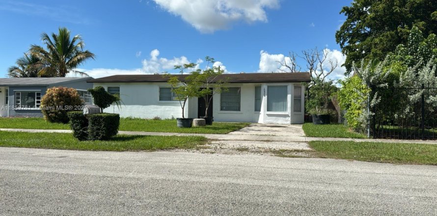 Villa ou maison à Miami, Floride 4 chambres, 81.2 m2 № 1892050