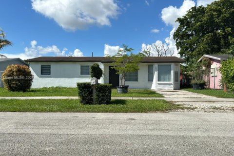Villa ou maison à vendre à Miami, Floride: 4 chambres, 81.2 m2 № 1892050 - photo 2