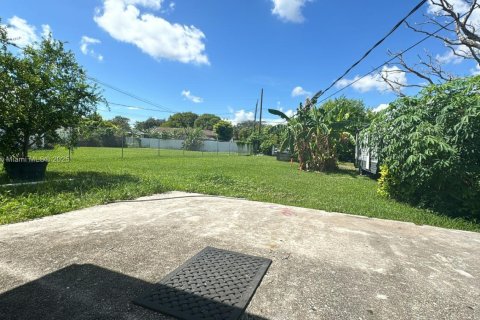 Villa ou maison à vendre à Miami, Floride: 4 chambres, 81.2 m2 № 1892050 - photo 24