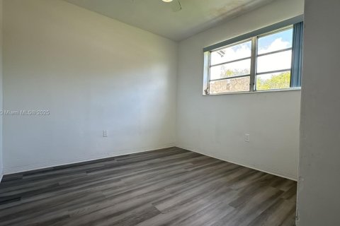 Villa ou maison à vendre à Miami, Floride: 4 chambres, 81.2 m2 № 1892050 - photo 13