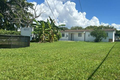 Villa ou maison à vendre à Miami, Floride: 4 chambres, 81.2 m2 № 1892050 - photo 25