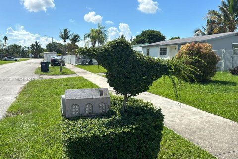 Villa ou maison à vendre à Miami, Floride: 4 chambres, 81.2 m2 № 1892050 - photo 4