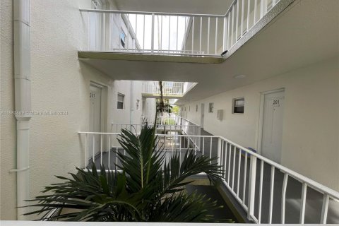 Condo in Sunrise, Florida, 2 bedrooms  № 1940680 - photo 3