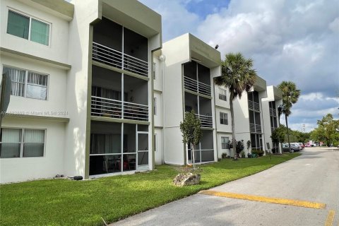 Condo in Sunrise, Florida, 2 bedrooms  № 1940680 - photo 12