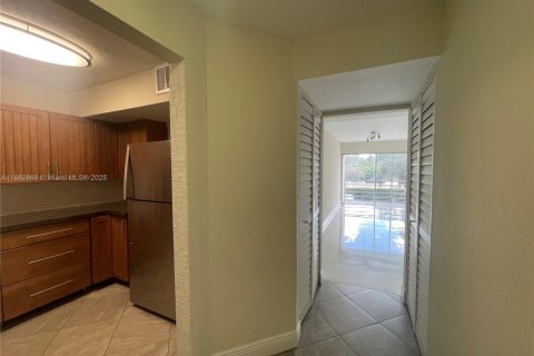Condo in Sunrise, Florida, 2 bedrooms  № 1940680 - photo 15