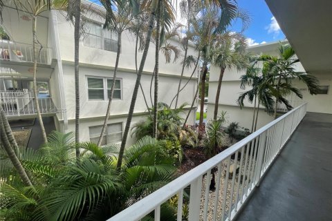 Condo in Sunrise, Florida, 2 bedrooms  № 1940680 - photo 22