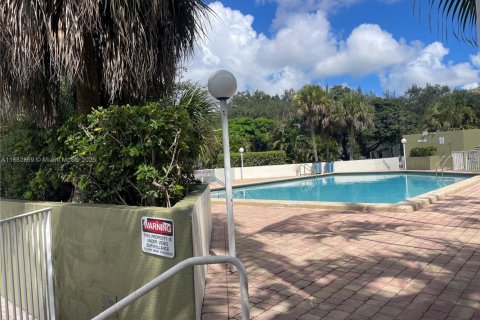 Condo in Sunrise, Florida, 2 bedrooms  № 1940680 - photo 23