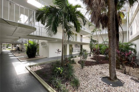 Condo in Sunrise, Florida, 2 bedrooms  № 1940680 - photo 2
