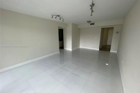Condo in Sunrise, Florida, 2 bedrooms  № 1940680 - photo 17