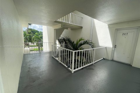 Condo in Sunrise, Florida, 2 bedrooms  № 1940680 - photo 20