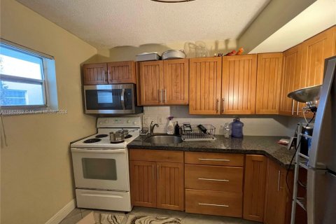Condo in Sunrise, Florida, 2 bedrooms  № 1940680 - photo 5
