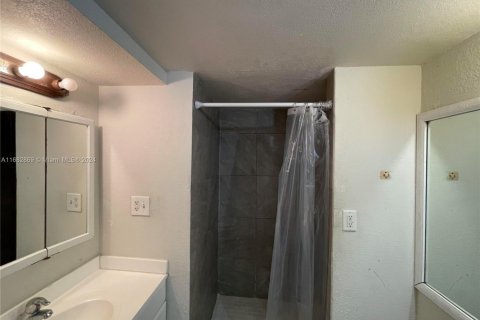 Condo in Sunrise, Florida, 2 bedrooms  № 1940680 - photo 7