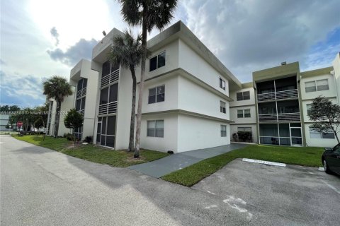 Condo in Sunrise, Florida, 2 bedrooms  № 1940680 - photo 1
