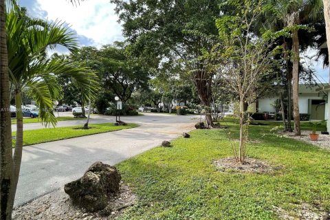 Condo in Sunrise, Florida, 2 bedrooms  № 1940680 - photo 11