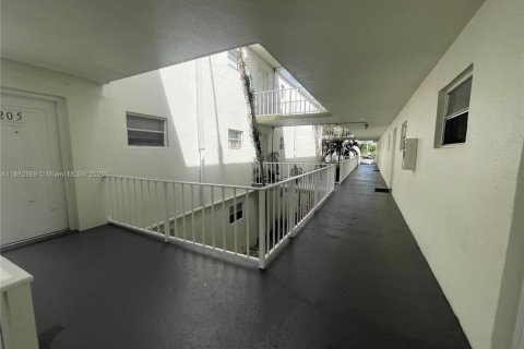 Condo in Sunrise, Florida, 2 bedrooms  № 1940680 - photo 19