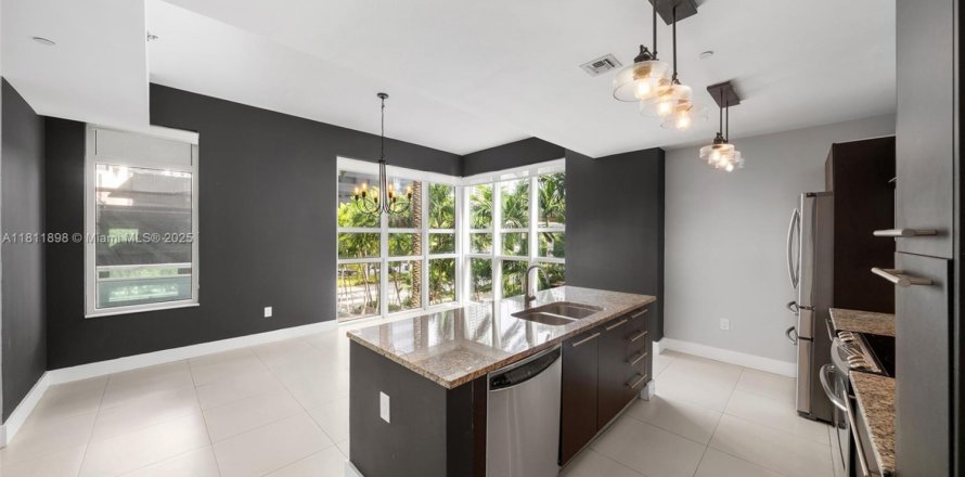 Condo in Miami, Florida, 2 bedrooms  № 1755915