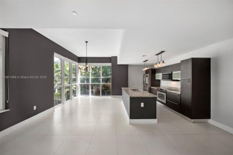 Condo in Miami, Florida, 2 bedrooms  № 1755915 - photo 5