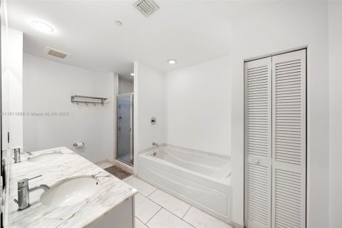 Condo in Miami, Florida, 2 bedrooms  № 1755915 - photo 17
