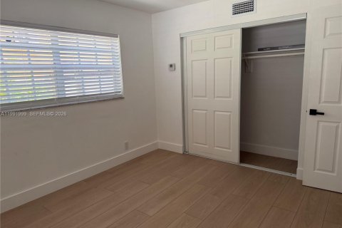 House in Fort Lauderdale, Florida 1 bedroom, 509.85 sq.m. № 2052708 - photo 10