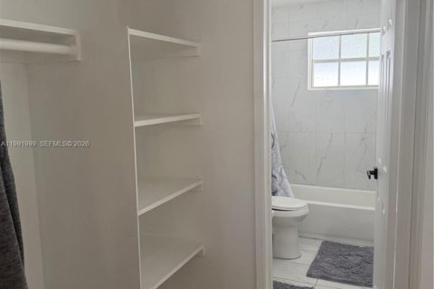 House in Fort Lauderdale, Florida 1 bedroom, 509.85 sq.m. № 2052708 - photo 11